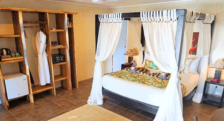 Deluxe Beachfront Suite — photo 1 of 3